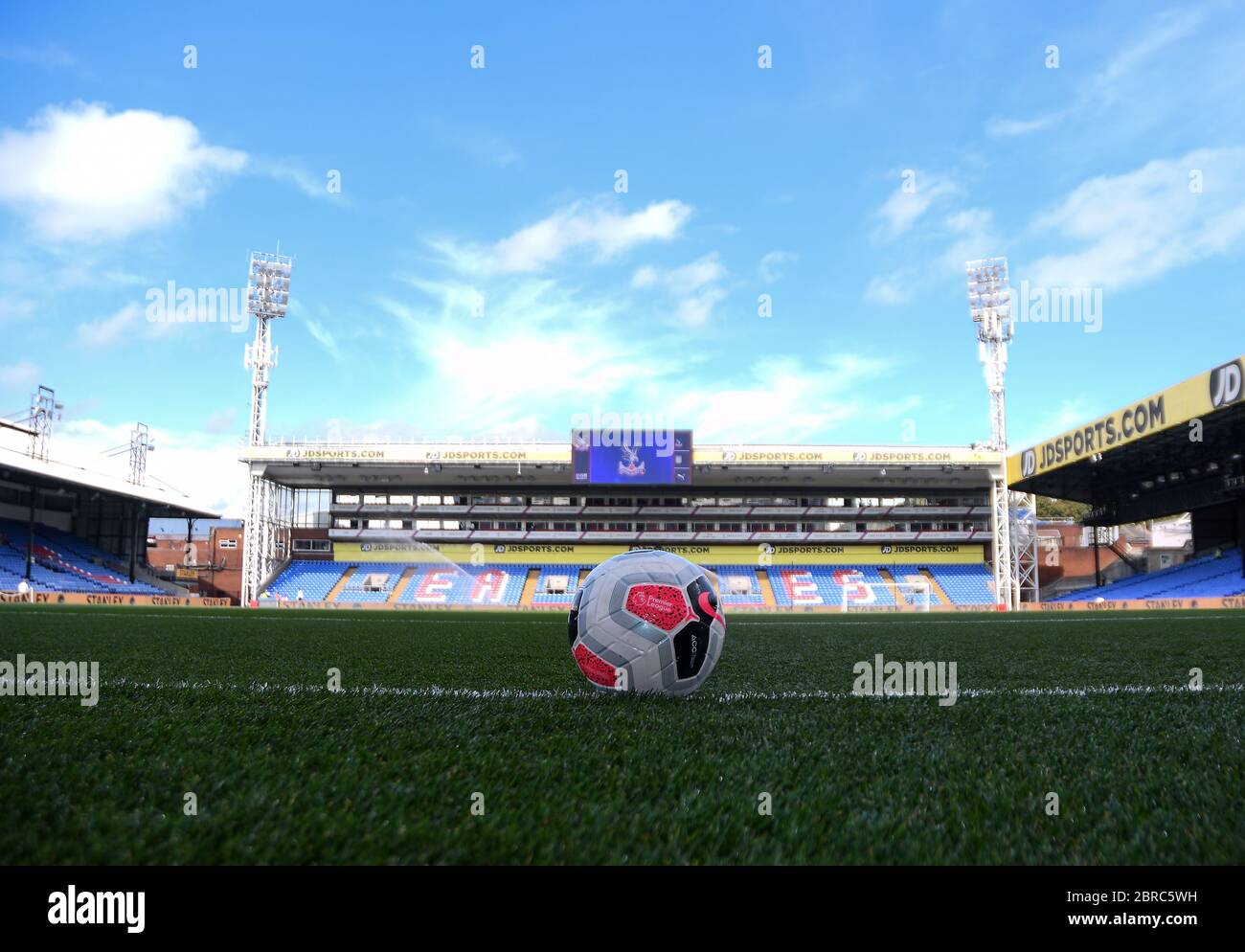 LONDON, ENGLAND - 31. AUGUST 2019: Gesamtansicht des Spielorts und des offiziellen Spielballs vor dem Premier League Spiel 2019/20 zwischen Crystal Palace FC und Aston Villa FC im Selhurst Park. Stockfoto