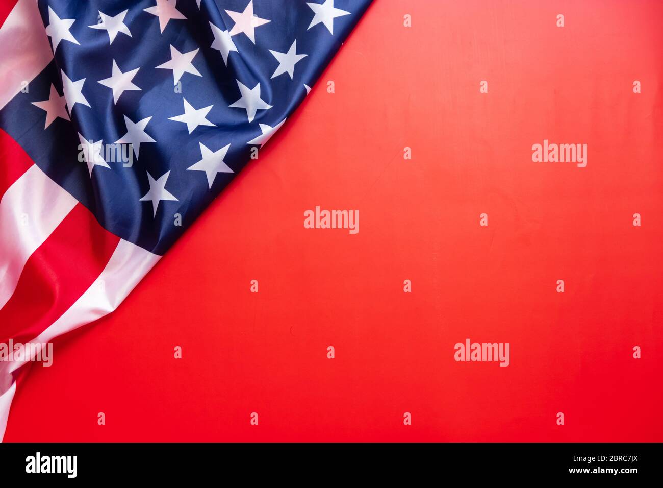Vintage amerikanische Flagge isoliert auf rotem Hintergrund mit Kopierraum für Text. Flagge amerika Hintergrund Banner für Unabhängigkeit Tag oder Feiertag Feier. Stockfoto