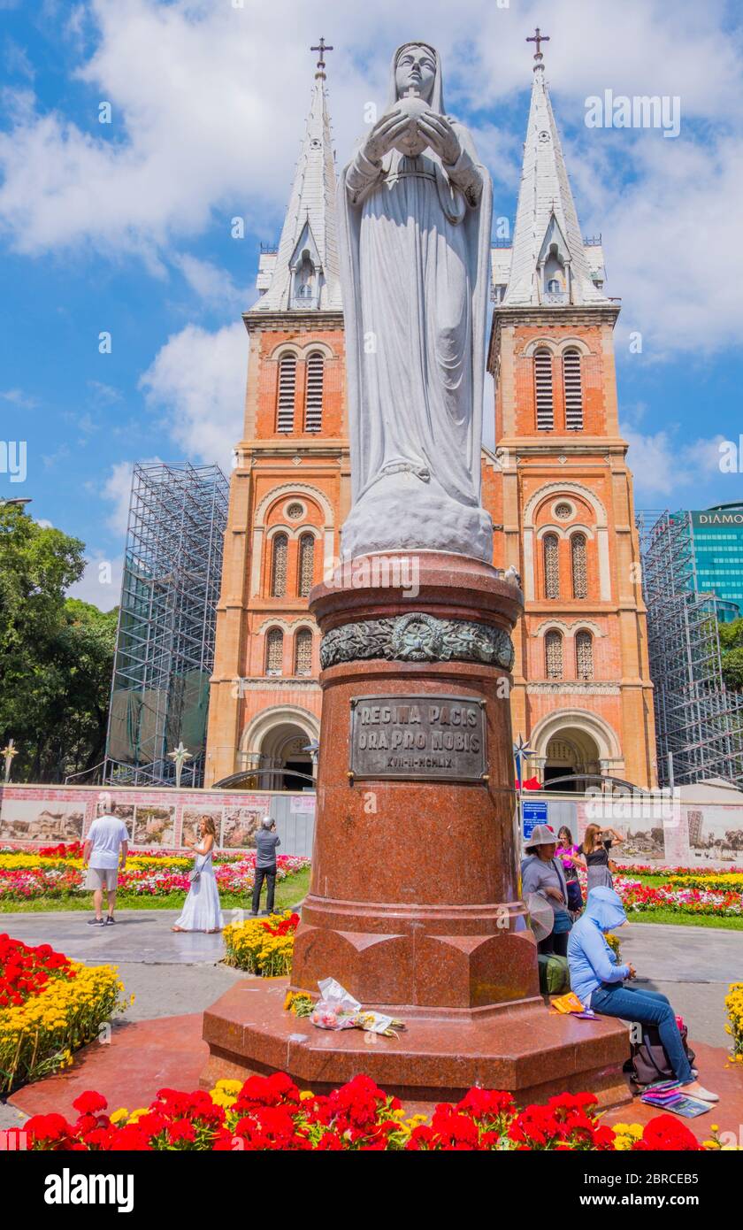 Regina Pacis, Königin des Friedens, vor der Kathedrale Notre Dame, Dong Xa Paris, Dong Khoi, Ho Chi Minh Stadt, Vietnam, Asien Stockfoto