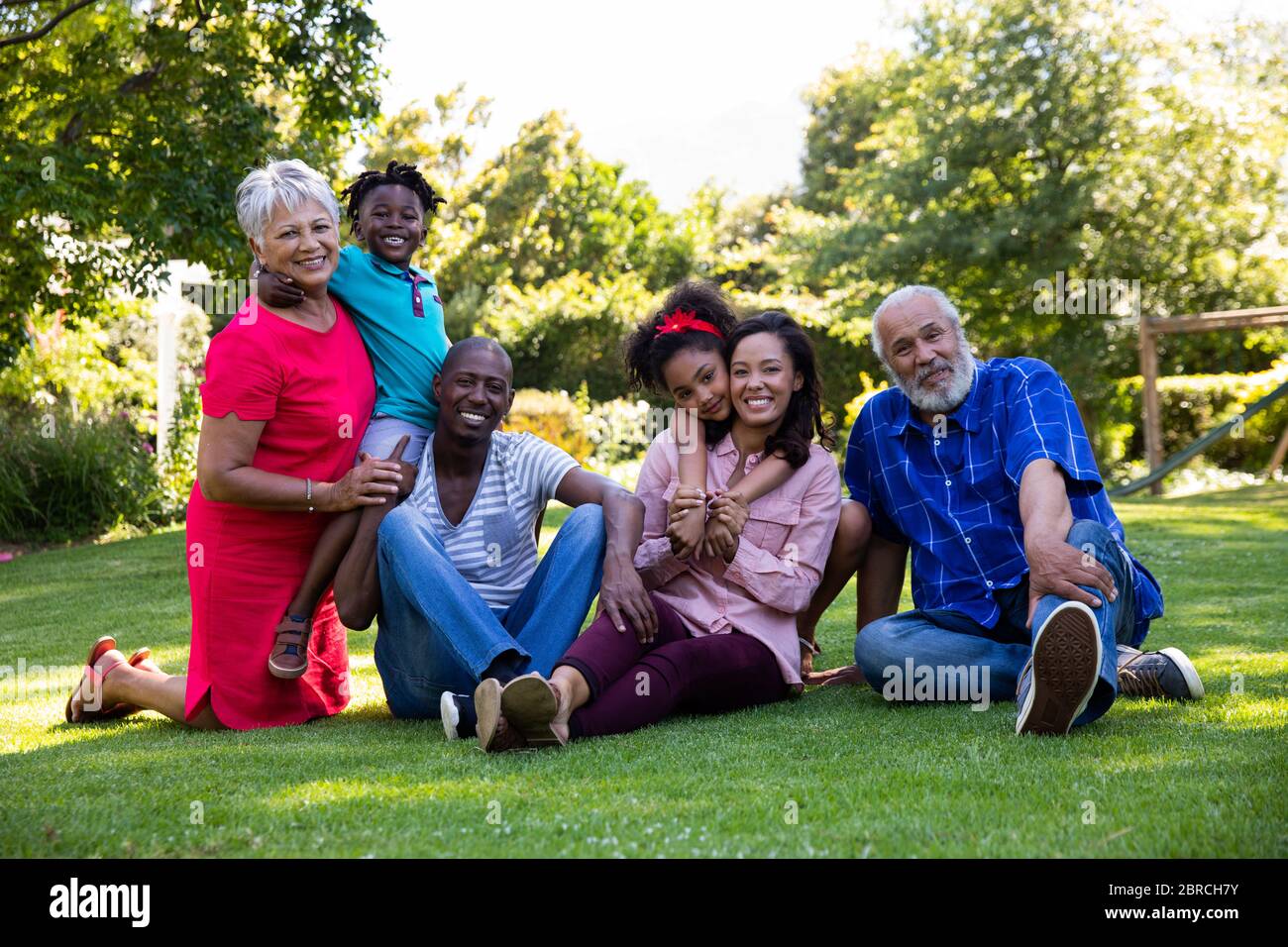 Familie draußen im Garten Stockfoto