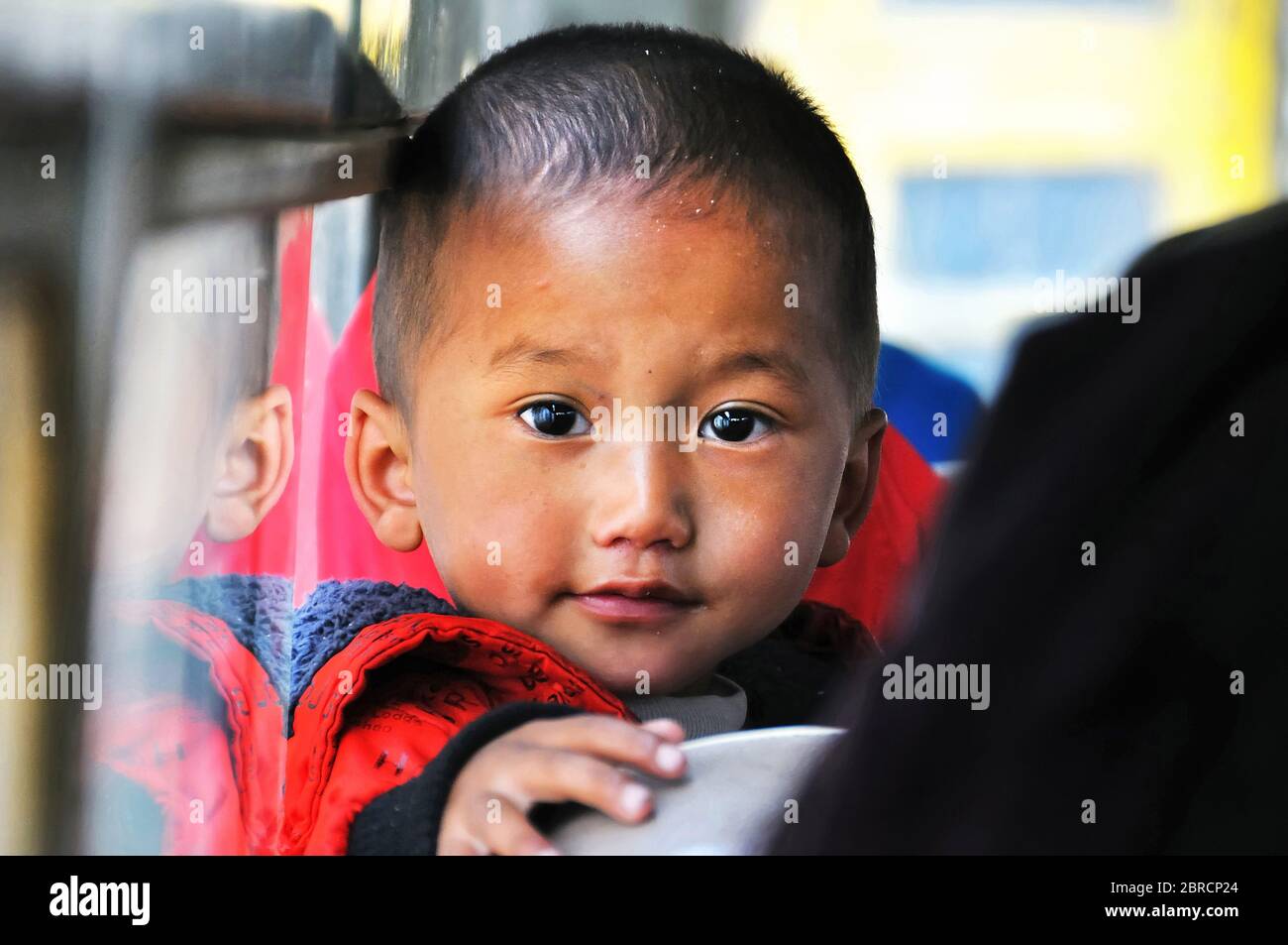 Porträt eines jungen chinesischen Jungen, gedreht um Yuanyang Reis Terrassen, eine arme und ländliche Gegend der Provinz Yunnan, China. Stockfoto