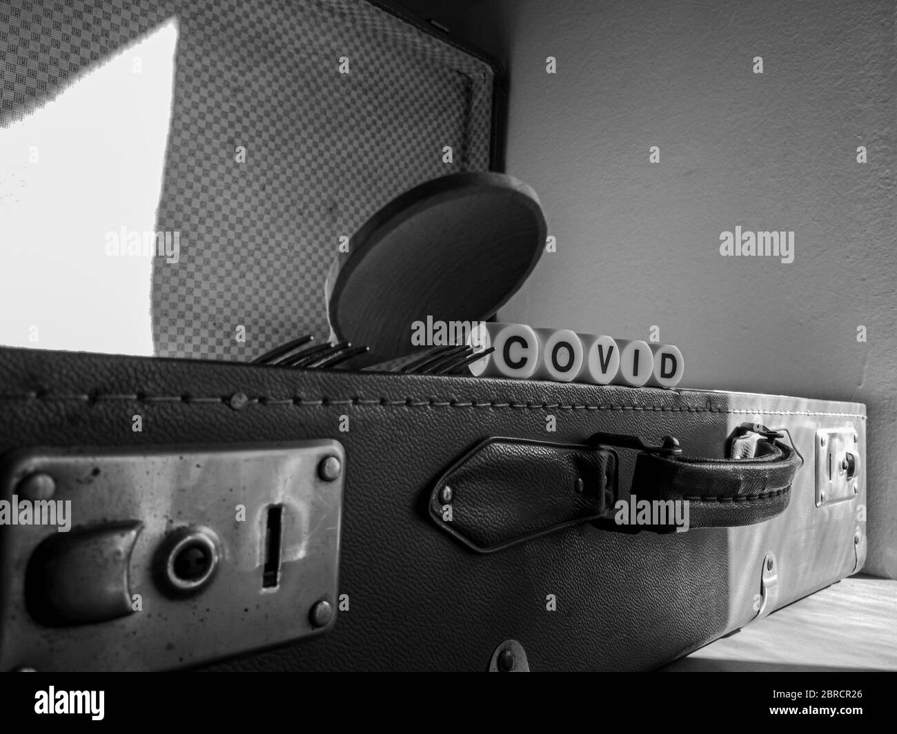 Covid 19 Reiseverbot inspiriert Schwarz-Weiß-Fotografie. Ein alter Koffer Stockfoto