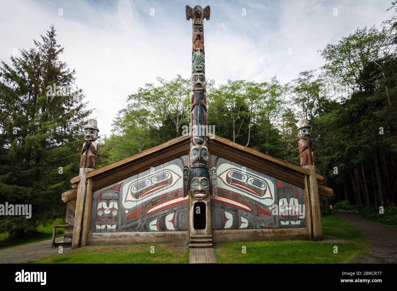 Totem Bight State Historical Park, Ketchikan, Alaska, USA, zeigt eine Sammlung von Totem-Polen der Ureinwohner Amerikas und das wandernde Rabenclan-Haus. Stockfoto