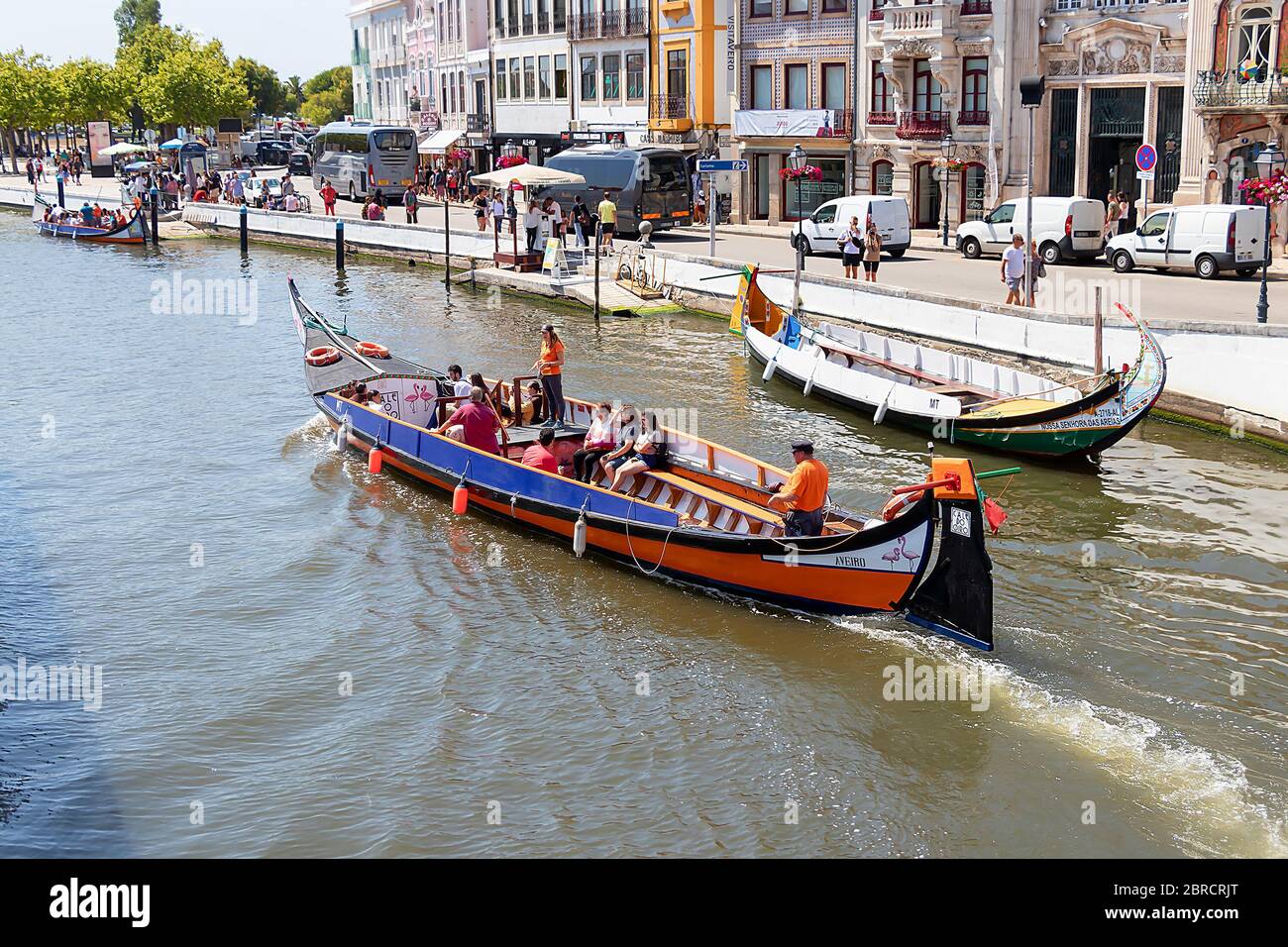 Aveiro, Portugal - 17. Juli 2019: Eine Gruppe von Touristen in Moliceiro, traditionelles Boot in Aveiro, Segeln auf dem Kanal in Aveiro, Portugal Stockfoto