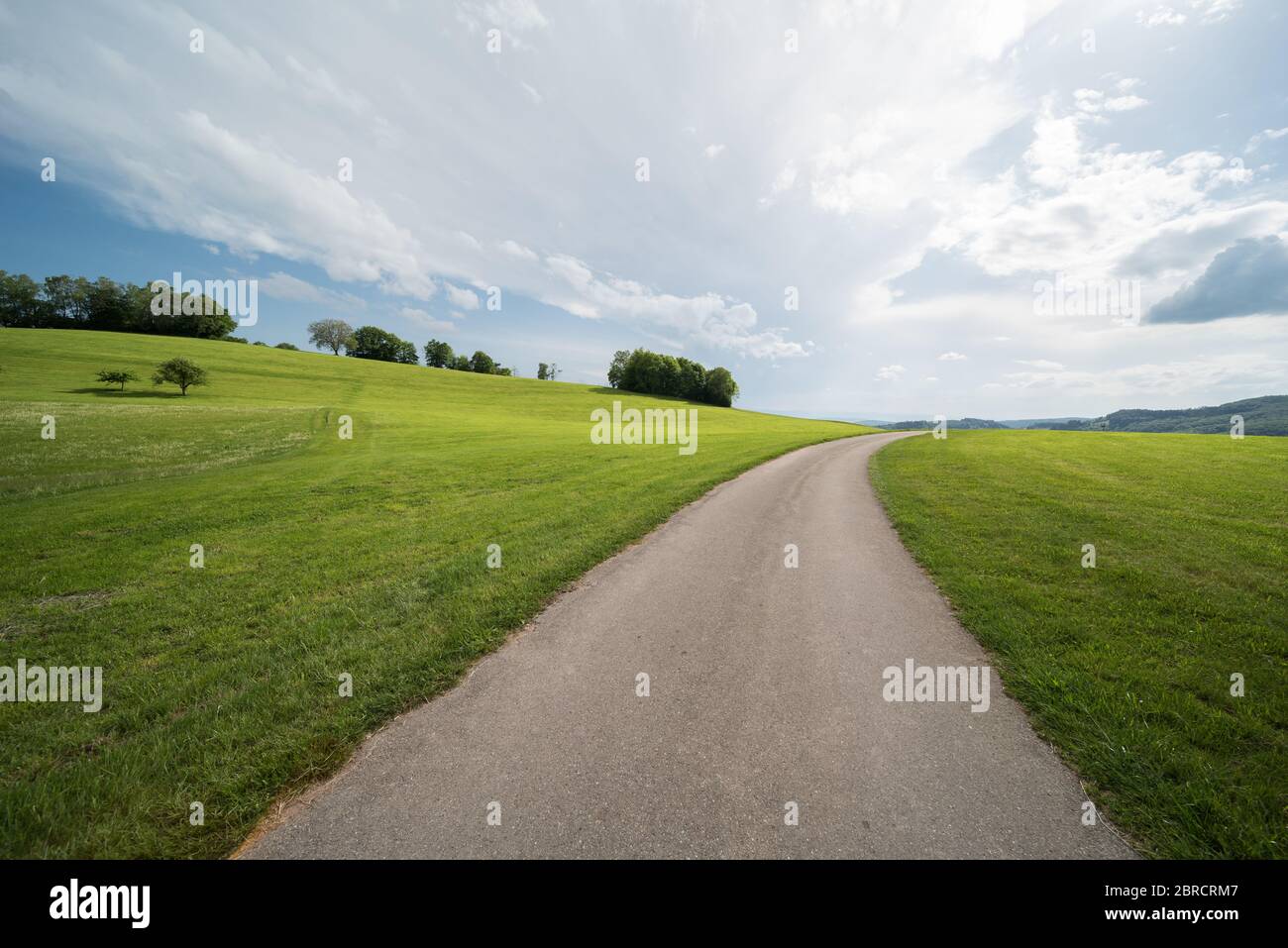 Straße in schöner Naturlandschaft in europa Stockfoto