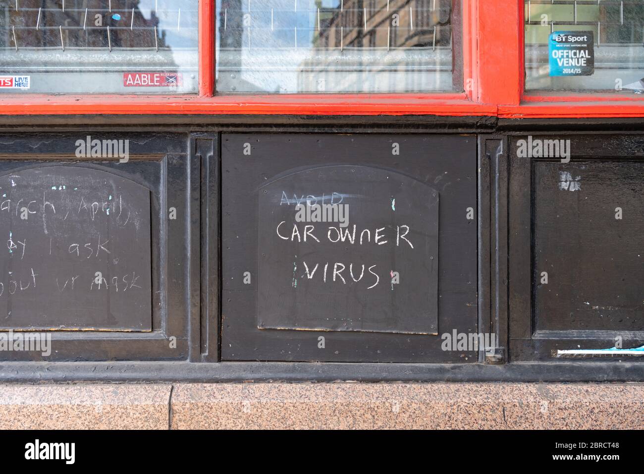 Autobesitzer Virus - Coronavirus spielen auf Worten - Kreide Graffiti - außerhalb Pub in Glasgow, Schottland, Großbritannien Stockfoto