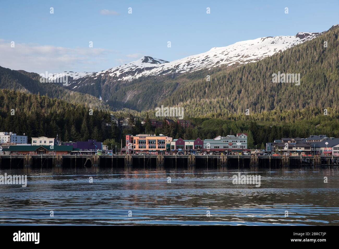 Ketchikan, Alaska, USA ist eine malerische Stadt im Südosten Alaskas mit Blick auf das Wasser und einer Bergkulisse. Stockfoto