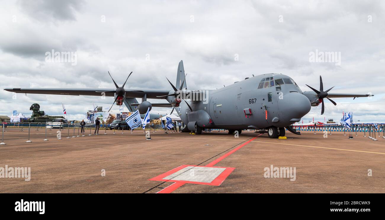 Die israelische Luftwaffe C-130J nahm im Juli 2017 in Fairford in England Nahaufnahme auf dem Boden auf. Stockfoto
