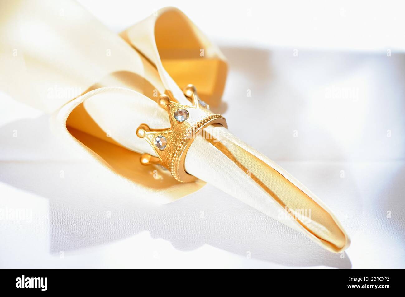 Serviette mit kostbarem Serviettenring, goldene Krone, Deutschland Stockfoto