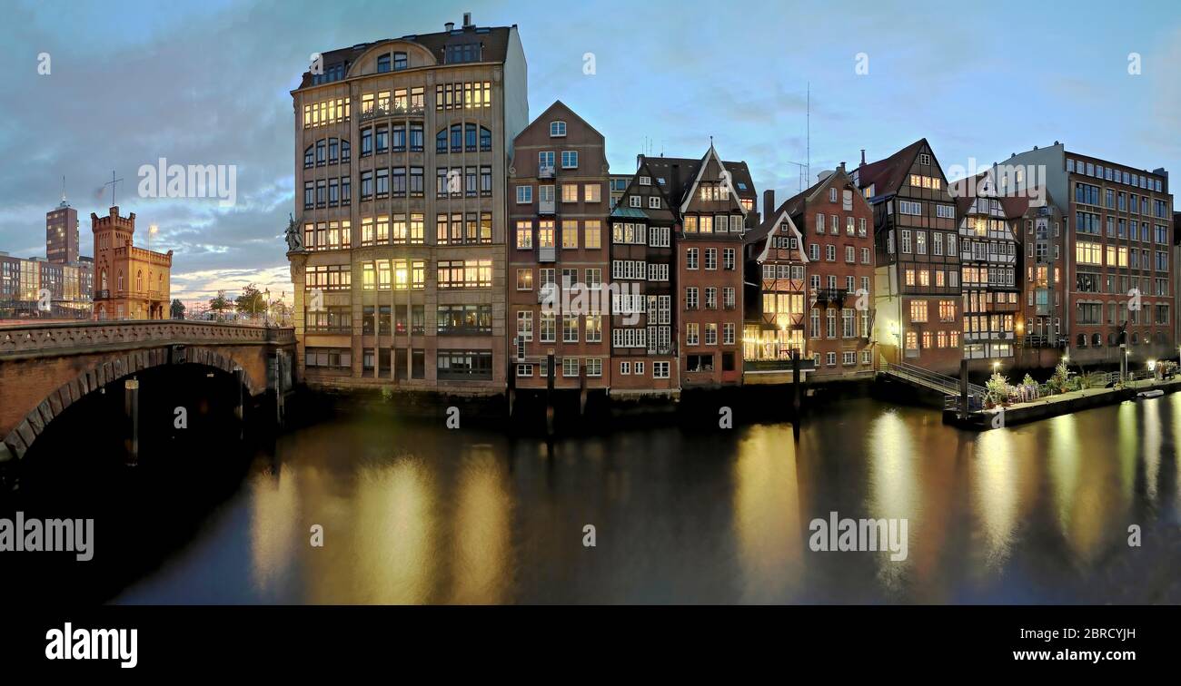 Nikolaifleet, beleuchtet, Abendstimmung, Panorama, Hamburg, Deutschland Stockfoto