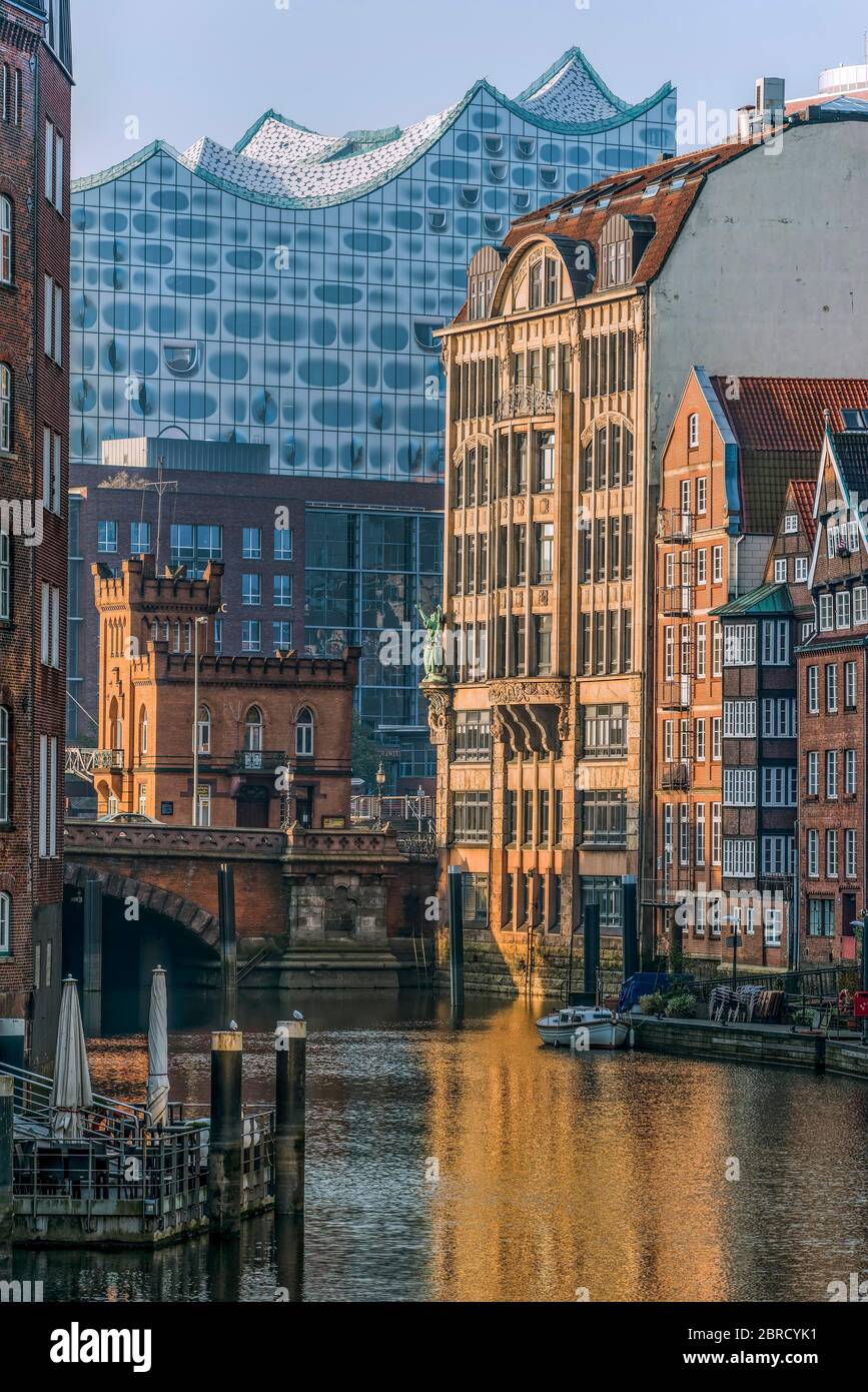 Nikolaifleet mit Elbe Philharmonie, Hamburg, Deutschland Stockfoto