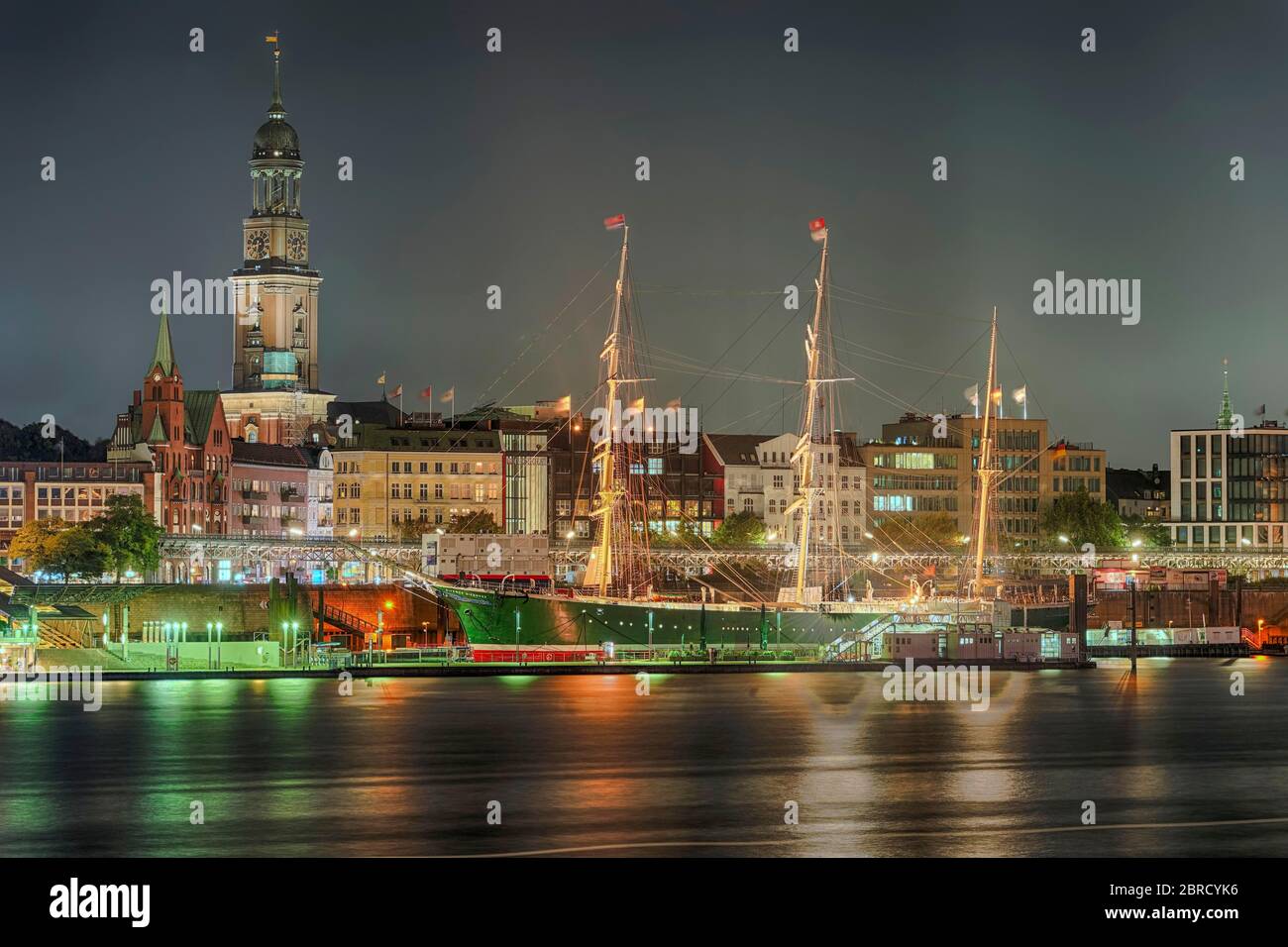 Landeplatz mit hohen Schiffen, beleuchtet, Turm des Hamburger Michel, Hamburger Hafen, Hamburg, Deutschland Stockfoto