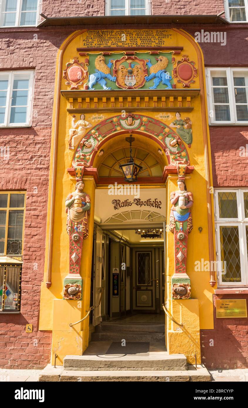 Dekorativer Eingang mit Wappen und Figuren, buntes Eingangsportal aus der Renaissance, Alte Ratsapotheke aus dem Jahr 1598, Lüneburg, Niedersachsen Stockfoto