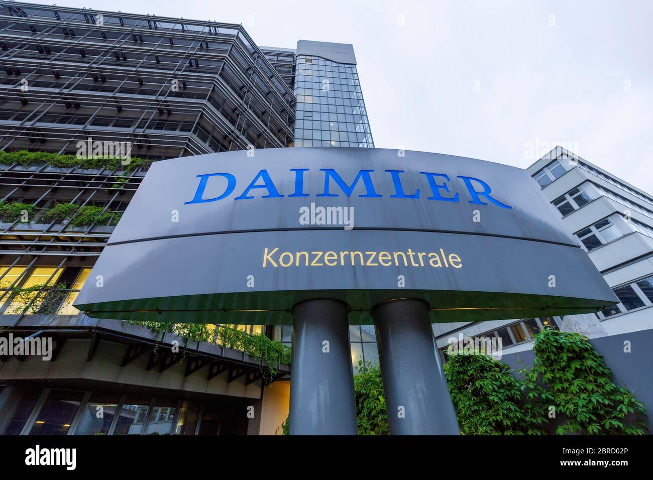 Schild Haupteingang Zum Hauptsitz Der Daimler Gruppe Mercedes Benz Werk Unterturkheim Stuttgart Baden Wurttemberg Deutschland Stockfotografie Alamy