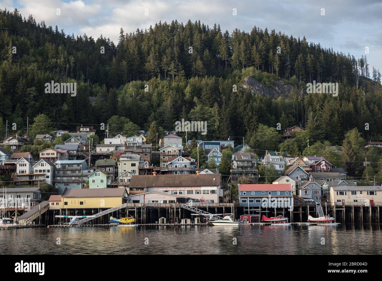 Ketchikan, Alaska, USA ist eine malerische Stadt im Südosten Alaskas mit Blick auf das Wasser und einer Bergkulisse. Stockfoto