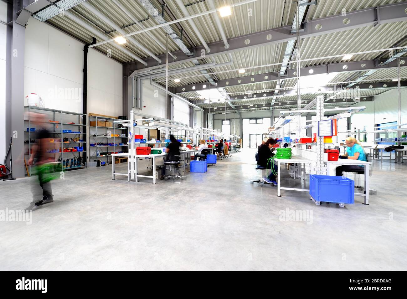 Arbeitsplätze in Industriehalle, Innenraum, Deutschland Stockfoto