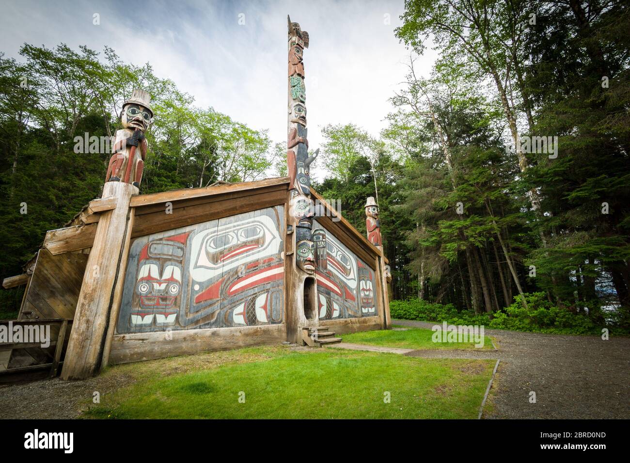 Totem Bight State Historical Park, Ketchikan, Alaska, USA, zeigt eine Sammlung von Totem-Polen der Ureinwohner Amerikas und das wandernde Rabenclan-Haus. Stockfoto