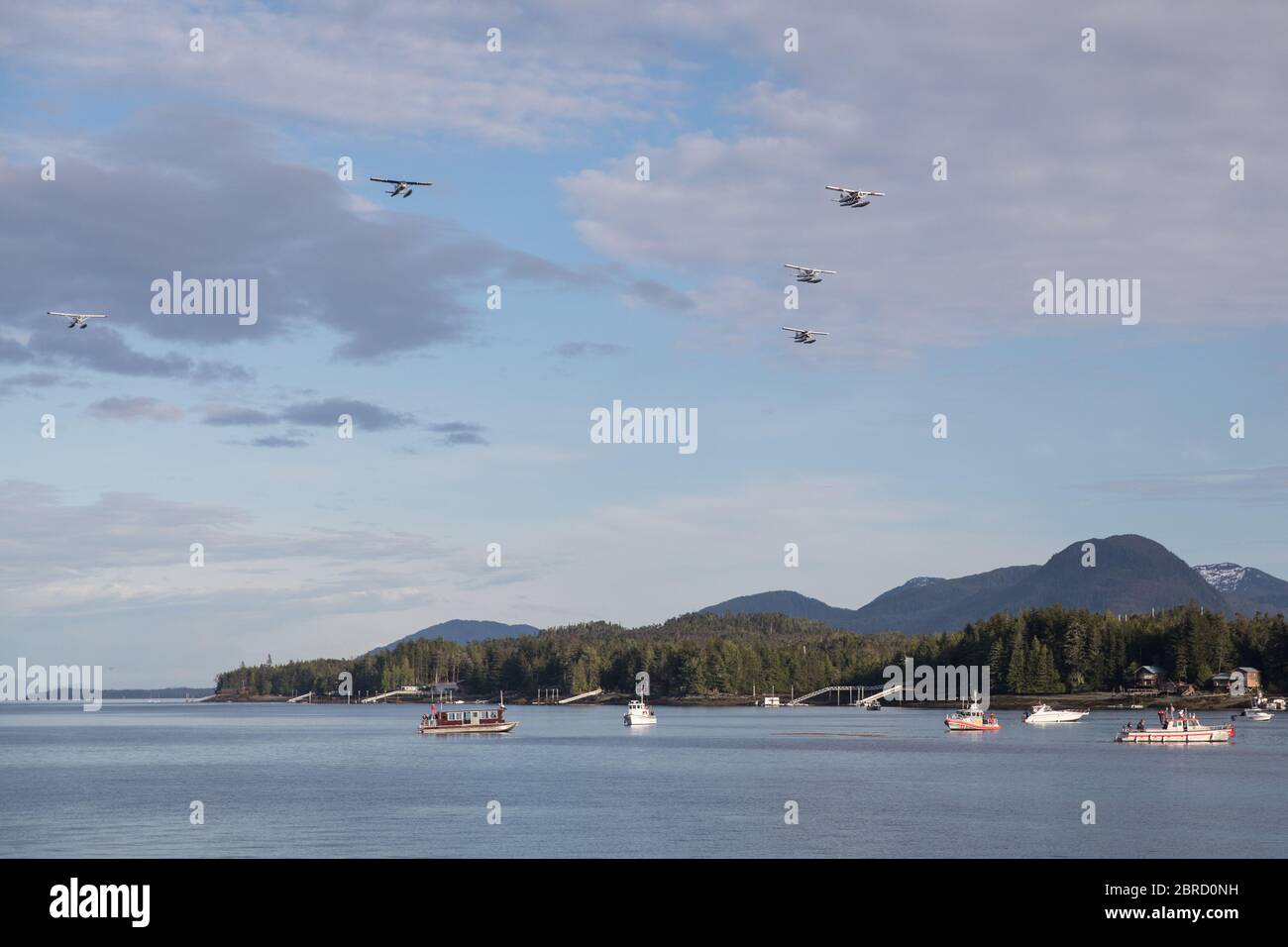 Schwimmflugzeuge fliegen in V-Form über Ketchikan, Alaska, USA. Stockfoto