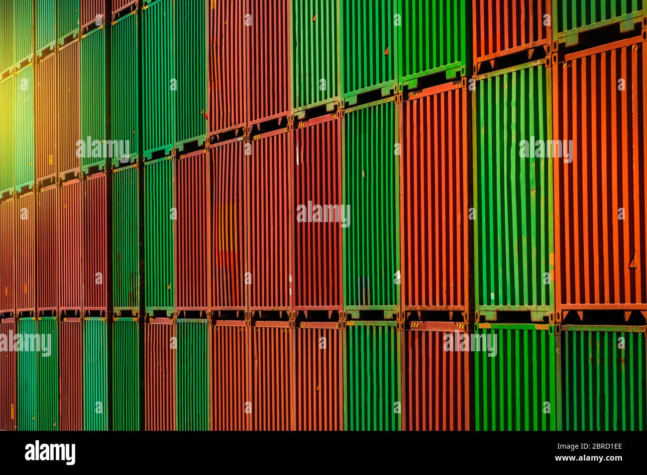 Gestapelte Versandcontainer für globale Wirtschaft und Handel Hintergrund Stockfoto