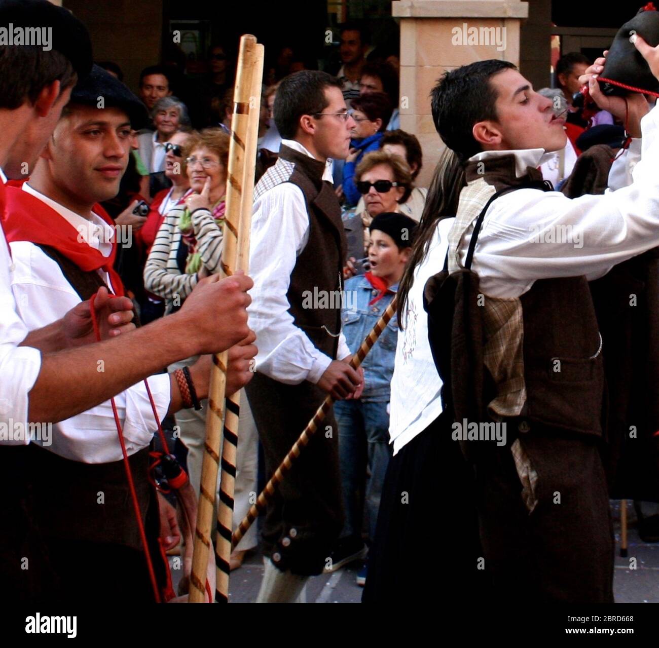 Fiestas of San Mateo (übersetzt als Parties of Saint Matthew) Männer in traditioneller Tracht trinken Wein aus Lederwein Bota (Tasche oder Tasche) Spanien Stockfoto