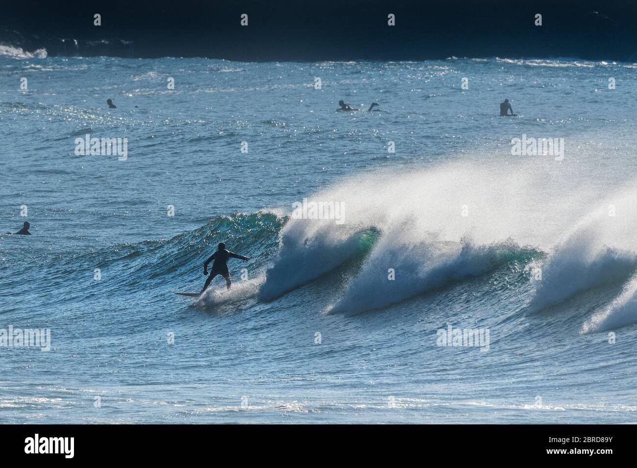 Surferaction am South Fistral in Newquay in Cornwall. Stockfoto