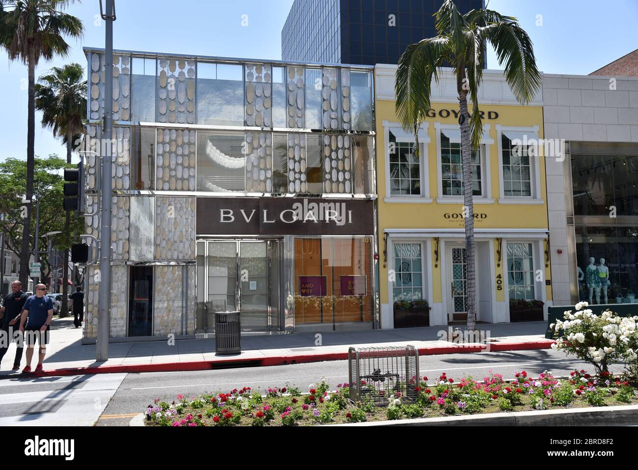 Beverly Hills, CA/USA - 8. Mai 2020: Luxusgeschäfte der gehobenen Mittelklasse sind während der COVID-19-Quarantäne am Rodeo Drive geschlossen Stockfoto