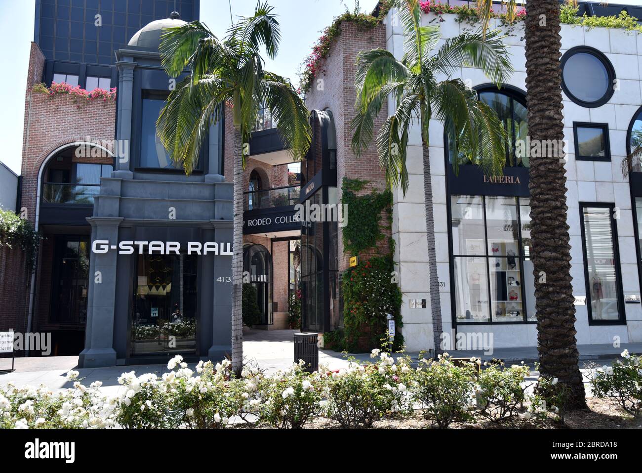 Beverly Hills, CA/USA - 8. Mai 2020: Geschlossene Geschäfte in der Rodeo Collection auf dem Rodeo Drive während der COVID-19 Quarantäne Stockfoto