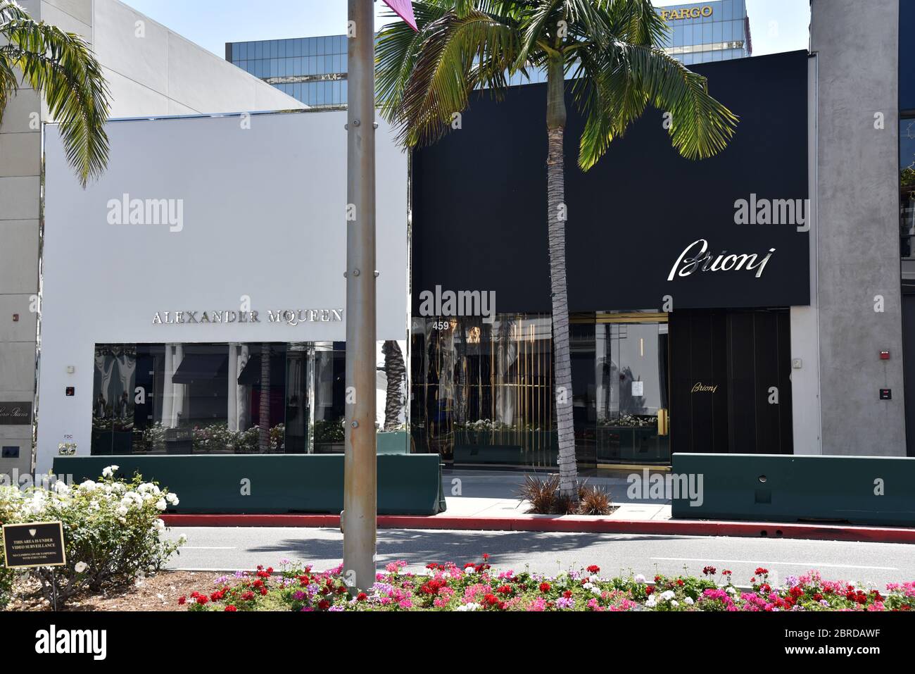 Beverly Hills, CA/USA - 8. Mai 2020: Brioni und Alexander Mqueen Geschäfte auf dem Rodeo Drive geschlossen und Straßen während der COVID-19 Quarantäne verlassen Stockfoto