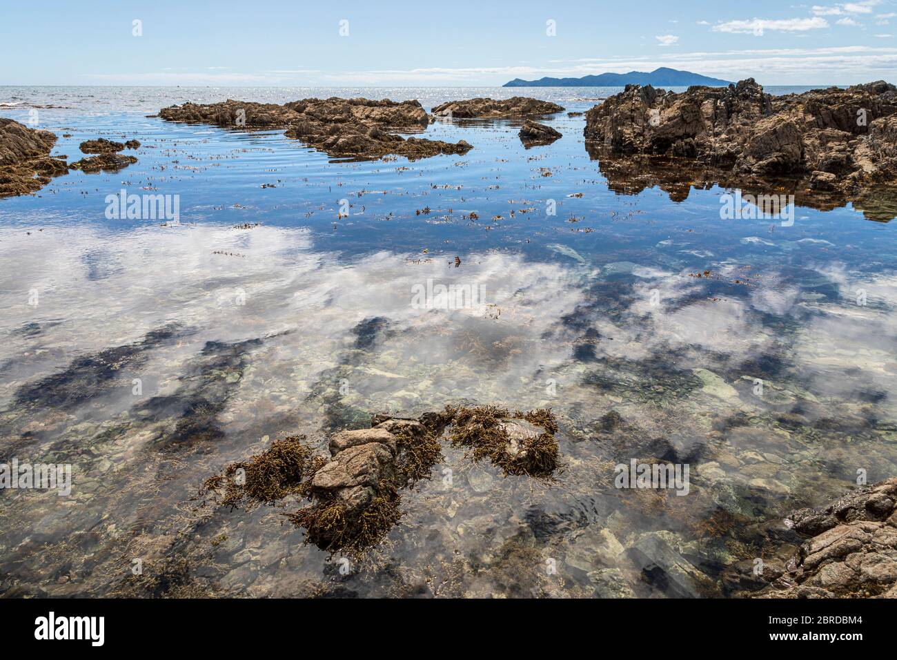 Pukerua Bay und Kapiti Island, Porirua, Wellington Region, Kapiti Coast, NorthIsland, Neuseeland Stockfoto