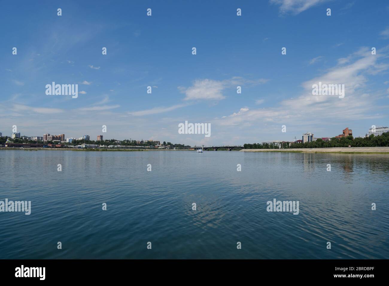 Blick auf Irkutsk von einem Flussschiff im Angara Fluss Stockfoto