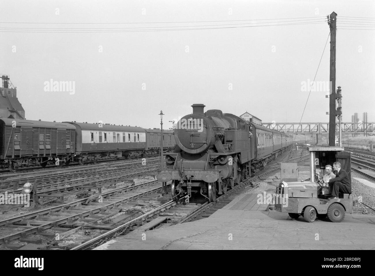 Original britische Eisenbahn-Dampflokomotive Nummer 42062 betritt Rugby-Station aus dem Süden in den 1950er england uk Stockfoto