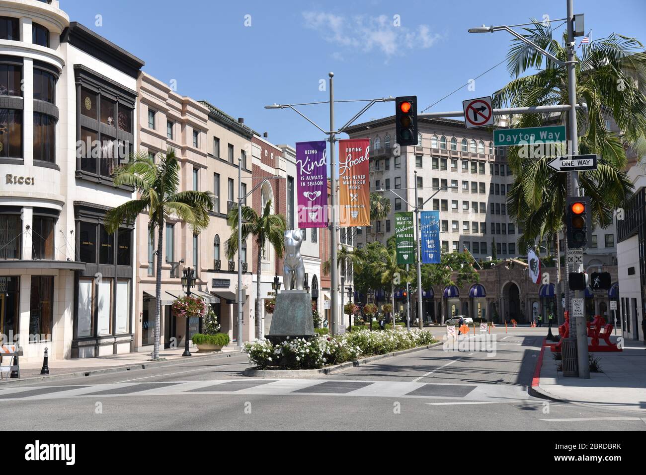Beverly Hills, CA/USA - 8. Mai 2020: Schilder auf dem Rodeo Drive während der COVID-19 Quarantäne drängen zum Einkaufen vor Ort Stockfoto