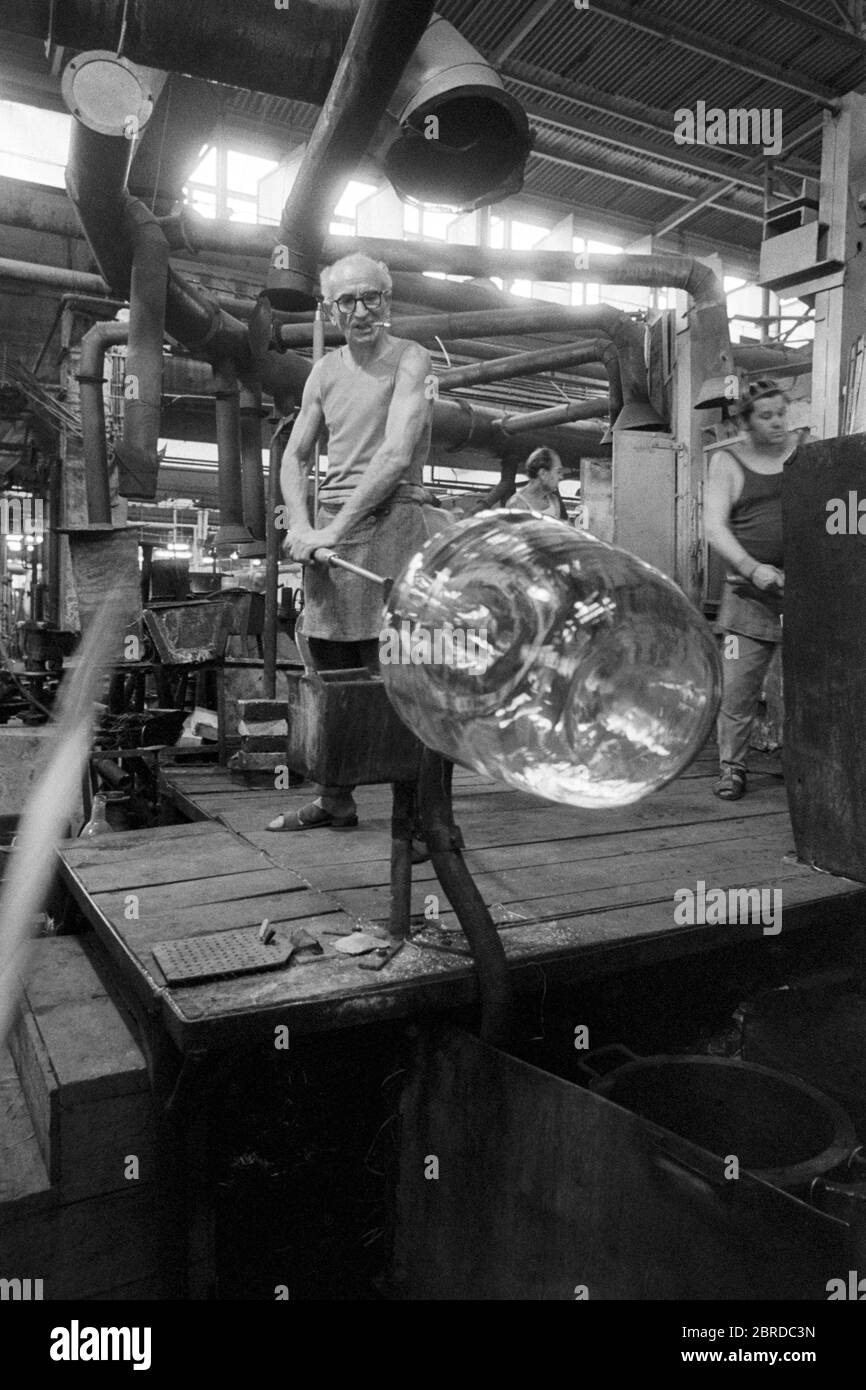 Ältere männliche Arbeiter mit großen Schüssel arbeiten in der Glasfabrik 1970er salgotarjan ungarn Stockfoto
