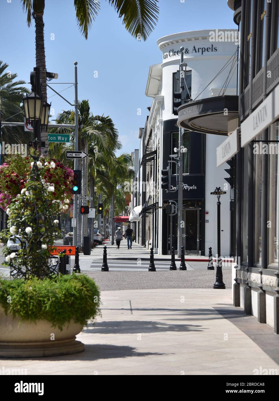 Beverly Hills, CA/USA - 8. Mai 2020: Der berühmte Rodeo Drive war während der COVID-19-Quarantäne fast verlassen Stockfoto