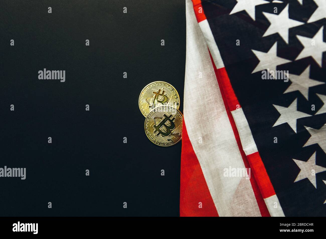 Bitcoin Cryptocurrency Münzen neben amerikanischem Flaggenhintergrund. Stockfoto