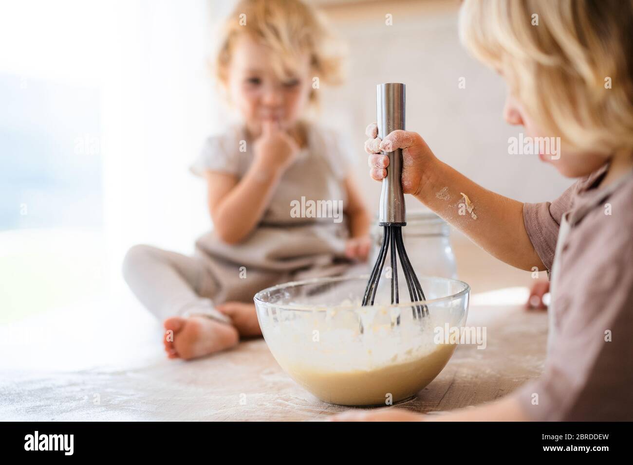 Zwei kleine Kinder helfen in der Küche beim Kochen. Stockfoto