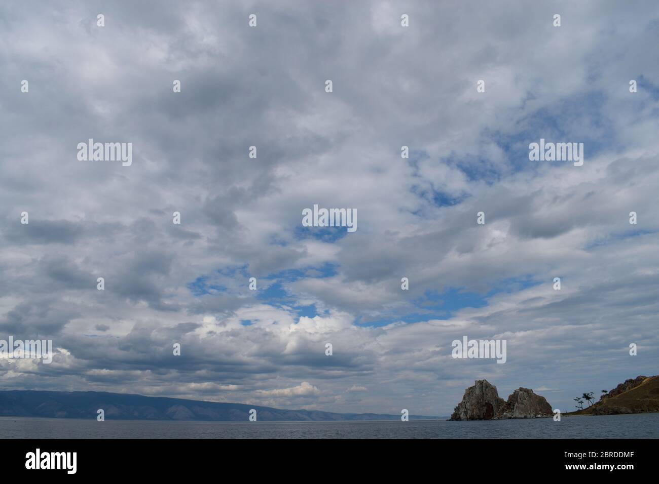 Blick auf den Schamanenfelsen auf Olchon Island, Baikalsee, Russland Stockfoto