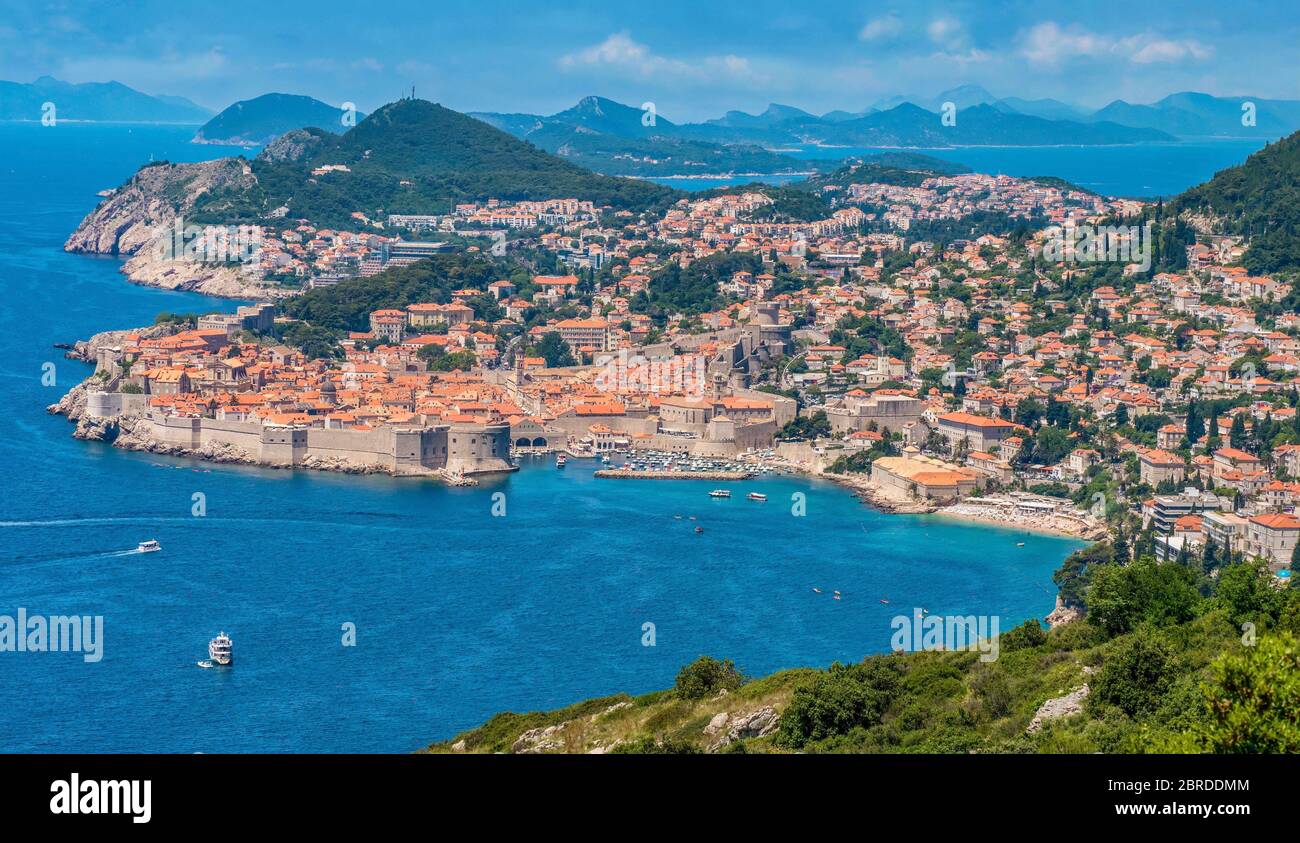 Ein Panoramablick auf die alten und modernen Teile der Stadt Dubrovnik, Kroatien, Blick nach Norden entlang der dalmatinischen Küste und Adria. Stockfoto