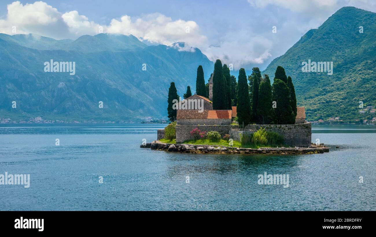 Die kleine Insel St. George in der wunderschönen Bucht von Kotor, Montenegro, Heimat eines Benediktinerklosters aus dem 12. Jahrhundert. Stockfoto