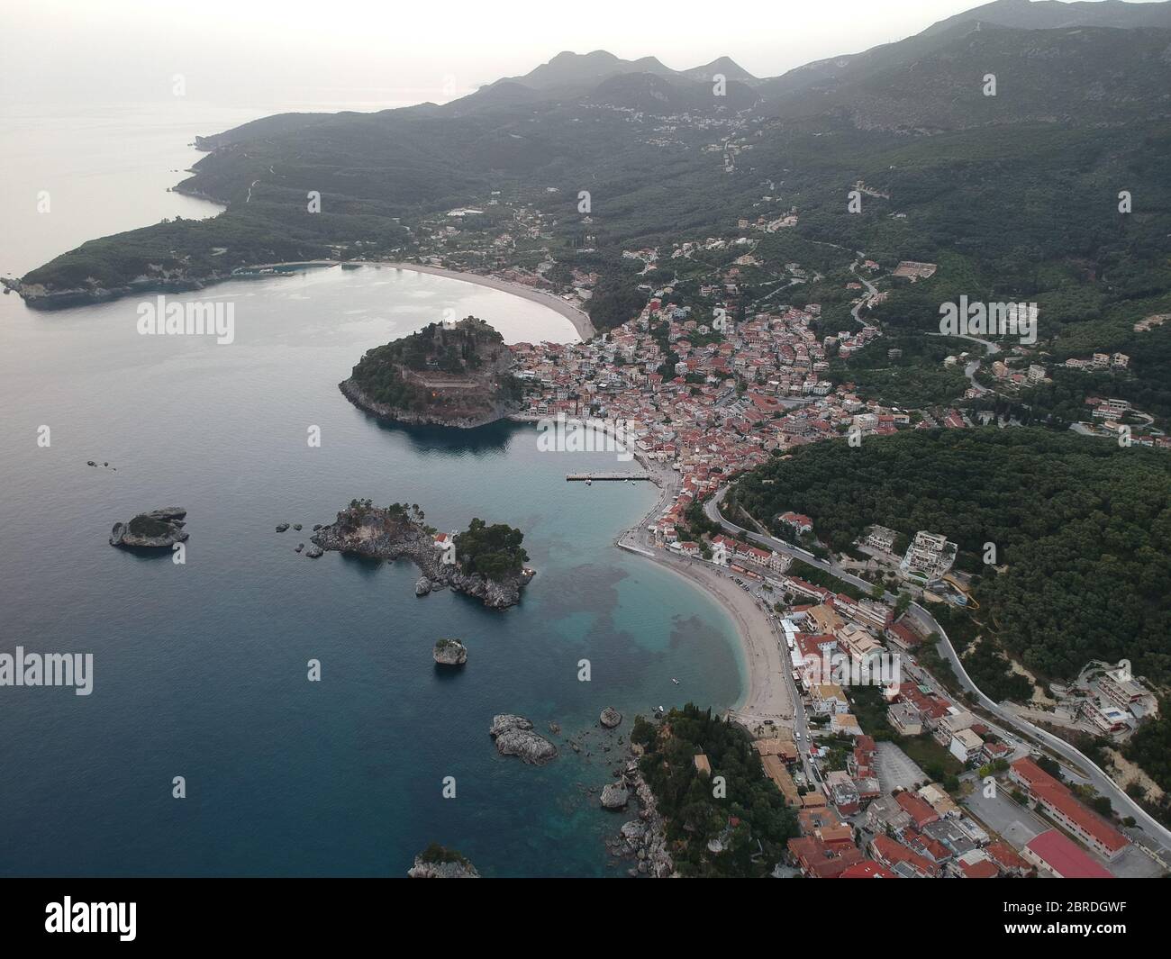 Luftaufnahme parga griechische traditionelle Stadt und Insel in der Nähe von preveza berühmte touristische Destination in griechenland epirus Stockfoto