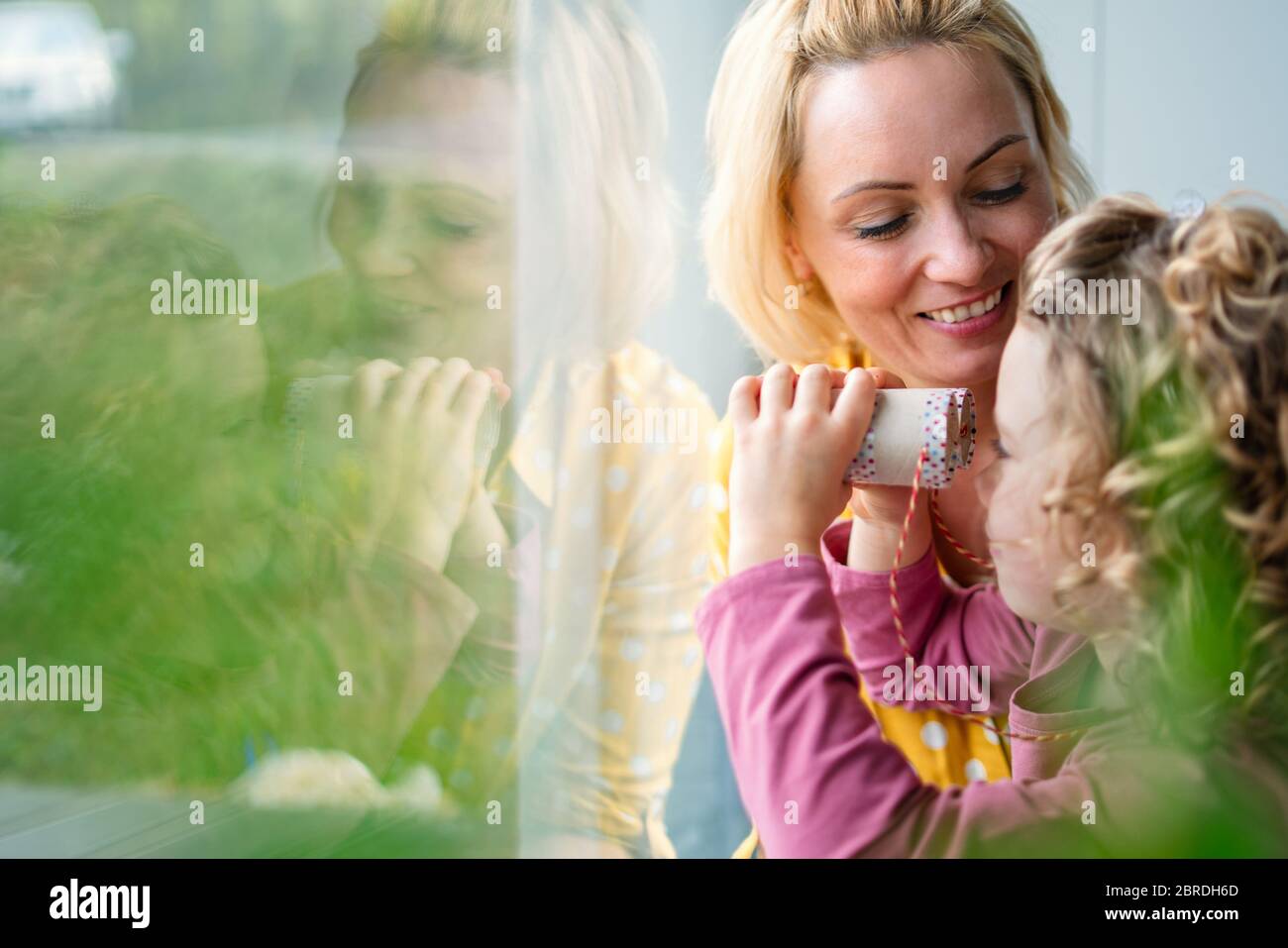 Ein nettes kleines Mädchen mit Mutter drinnen zu Hause, spielen. Kopierbereich. Stockfoto