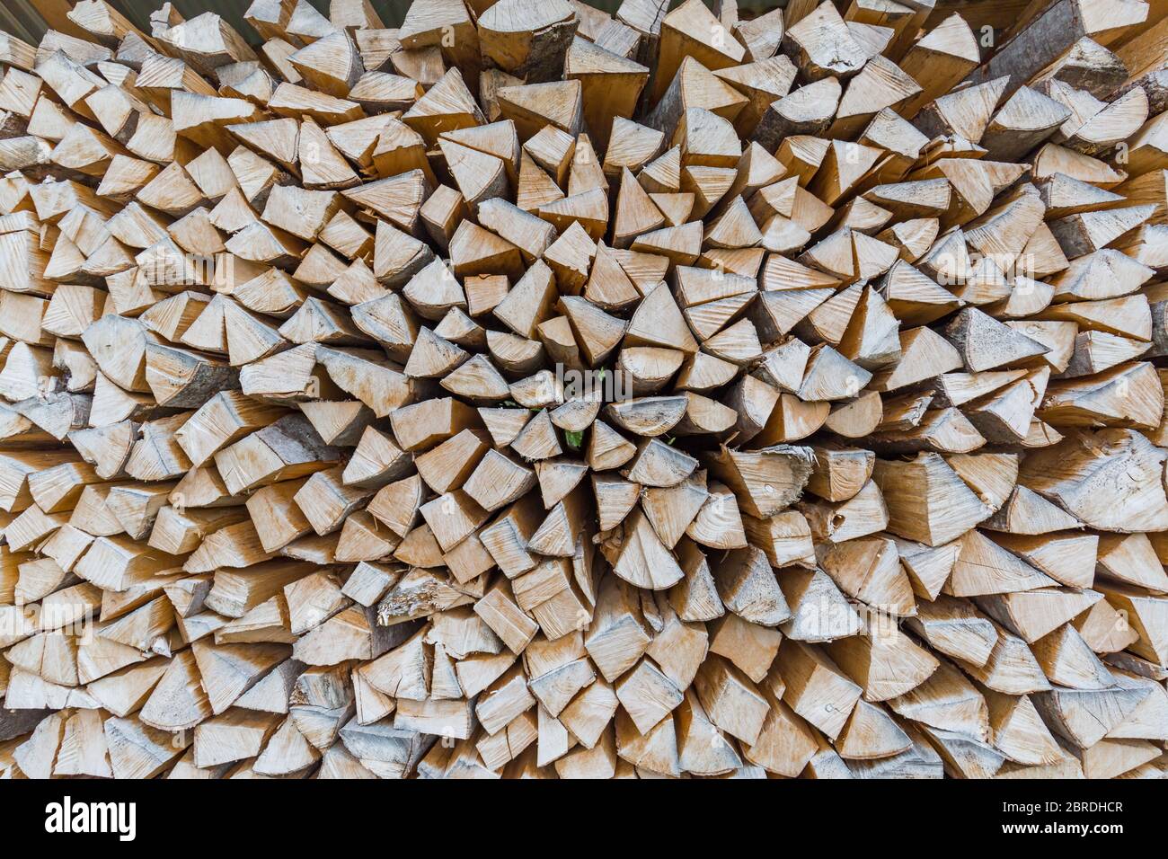 Hintergrund der trockenen gehackt Brennstämme in einem Haufen. Stockfoto