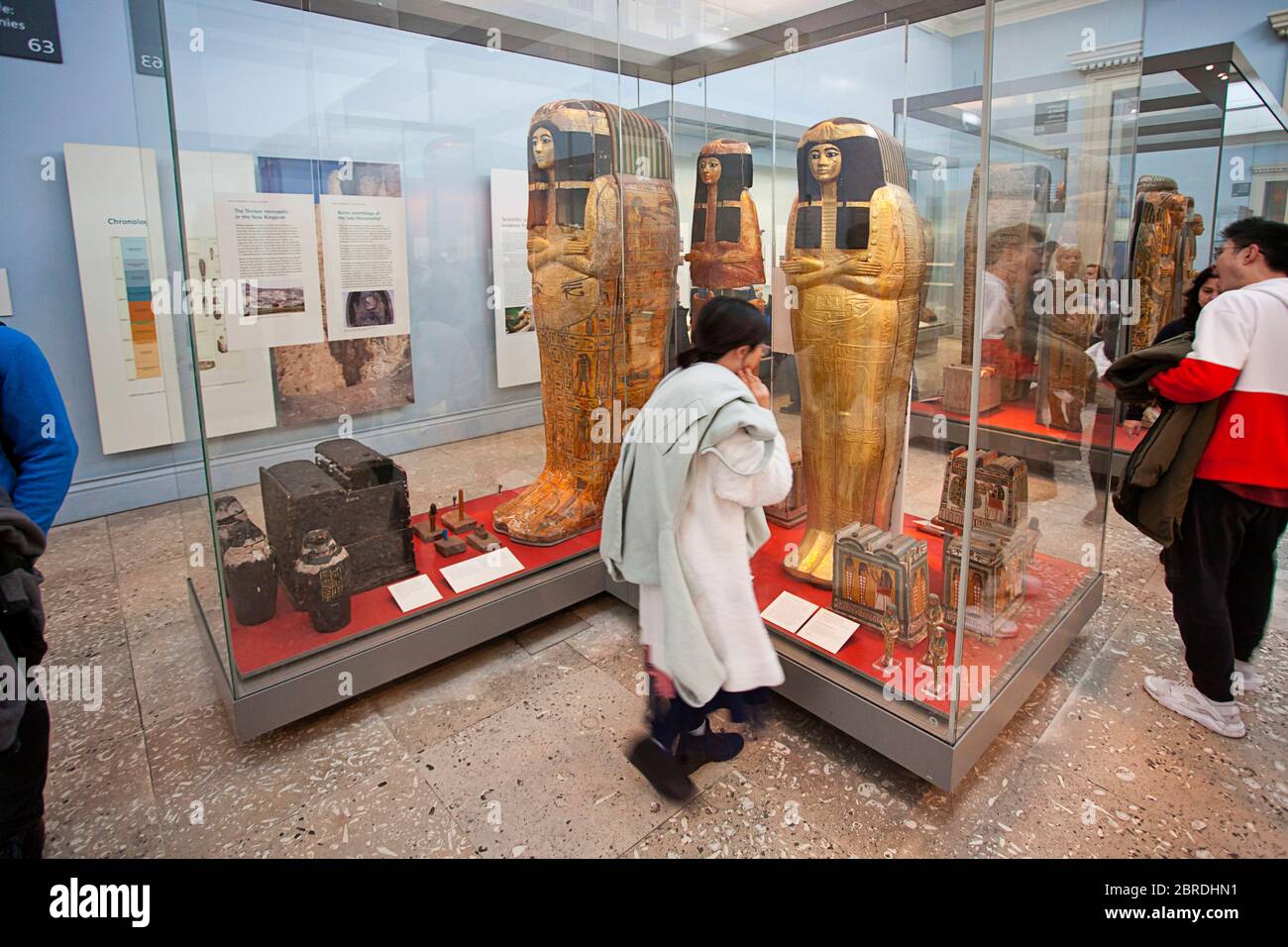 Museumsbesucher beobachten Mumien und ägyptische Antiquitäten, das British Museum Stockfoto