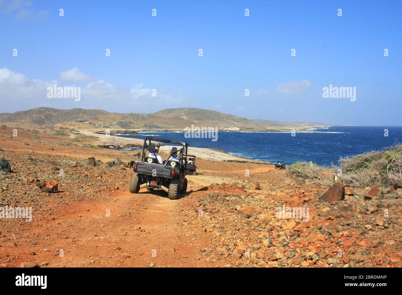 ARUBA, HOLLÄNDISCHE KARIBIK - 12. FEBRUAR 2014: Inselausflug nebeneinander Geländewagen, Kreuzfahrt-Schiff Landausflug für Passagiere Stockfoto