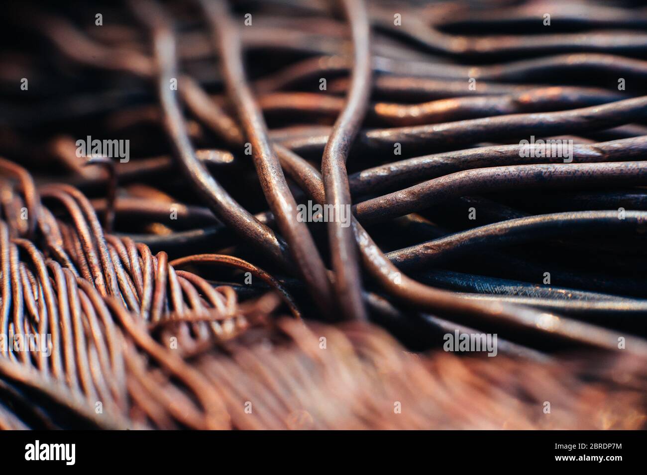 Kupferschrott, Draht, Wicklungen von Motoren und Transformatoren, elektrische Leitungen ohne Isolierung. Kalzinierter oxidierter Kupferdraht. Gegen den Rücken Stockfoto