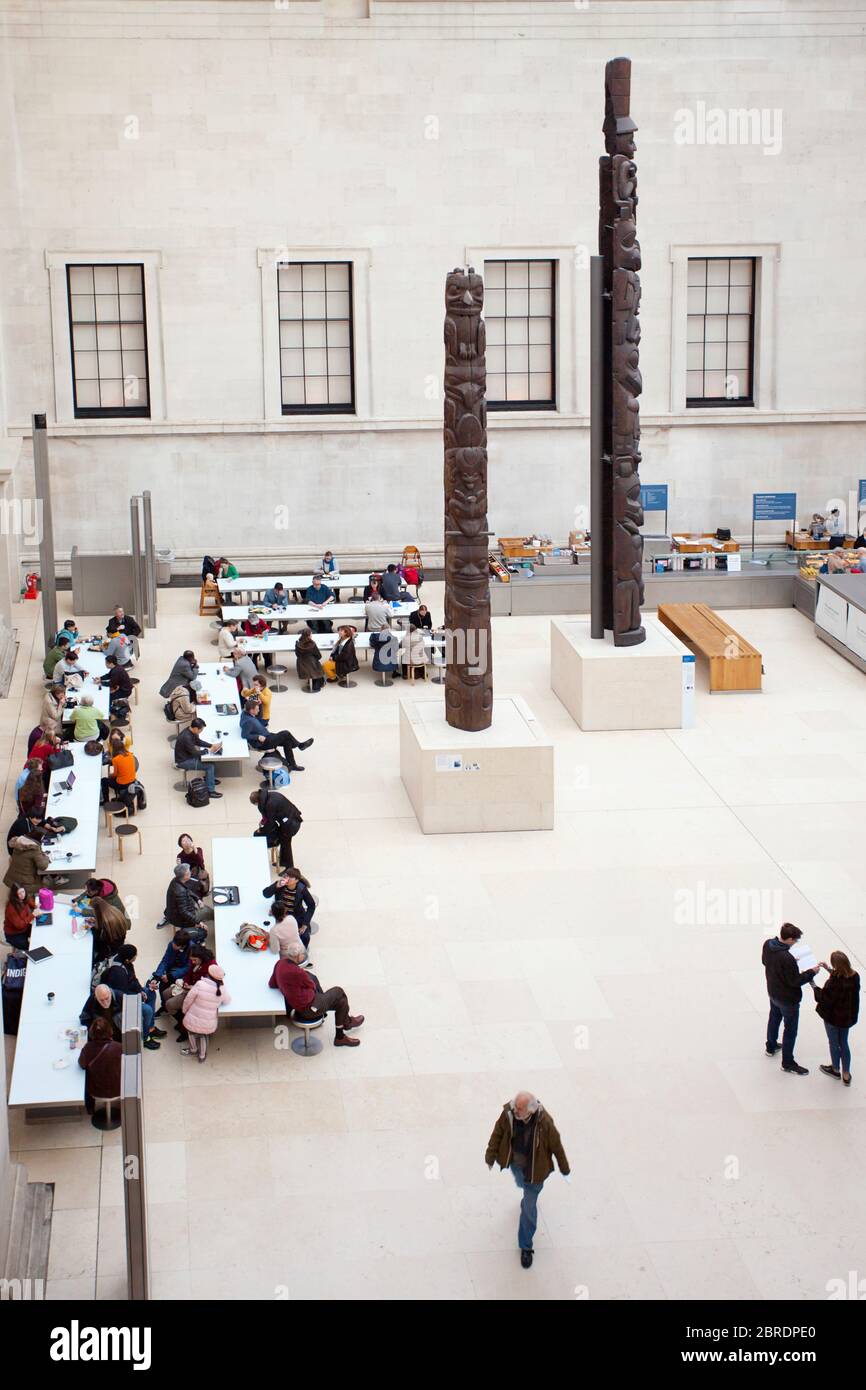 Menschen sitzen an langen Tischen, das British Museum Stockfoto