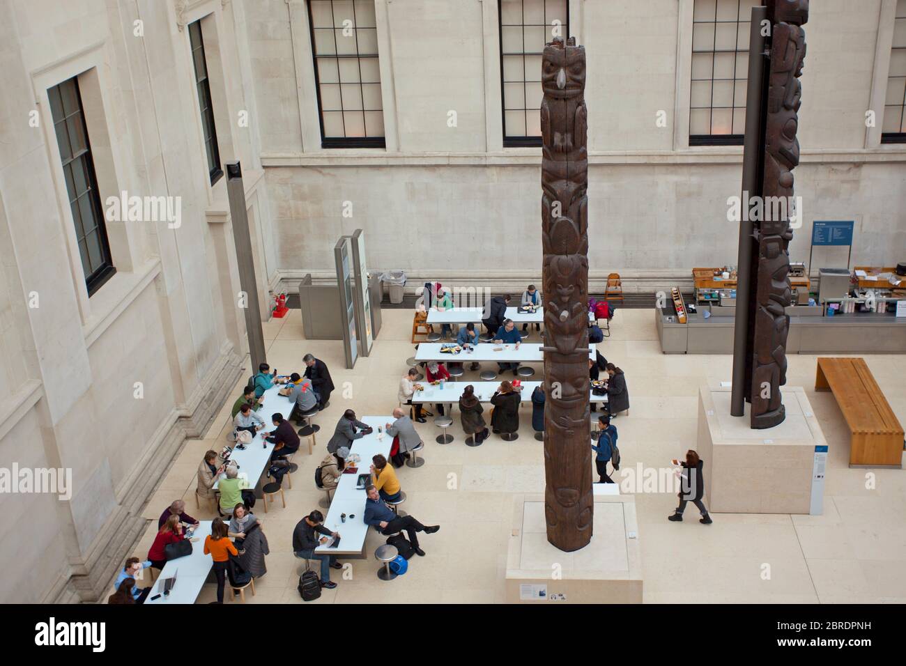 Menschen sitzen an langen Tischen, das British Museum Stockfoto