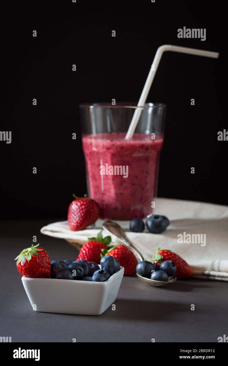 Blueberry und Erdbeer Smoothie Studio Stillleben Stockfoto