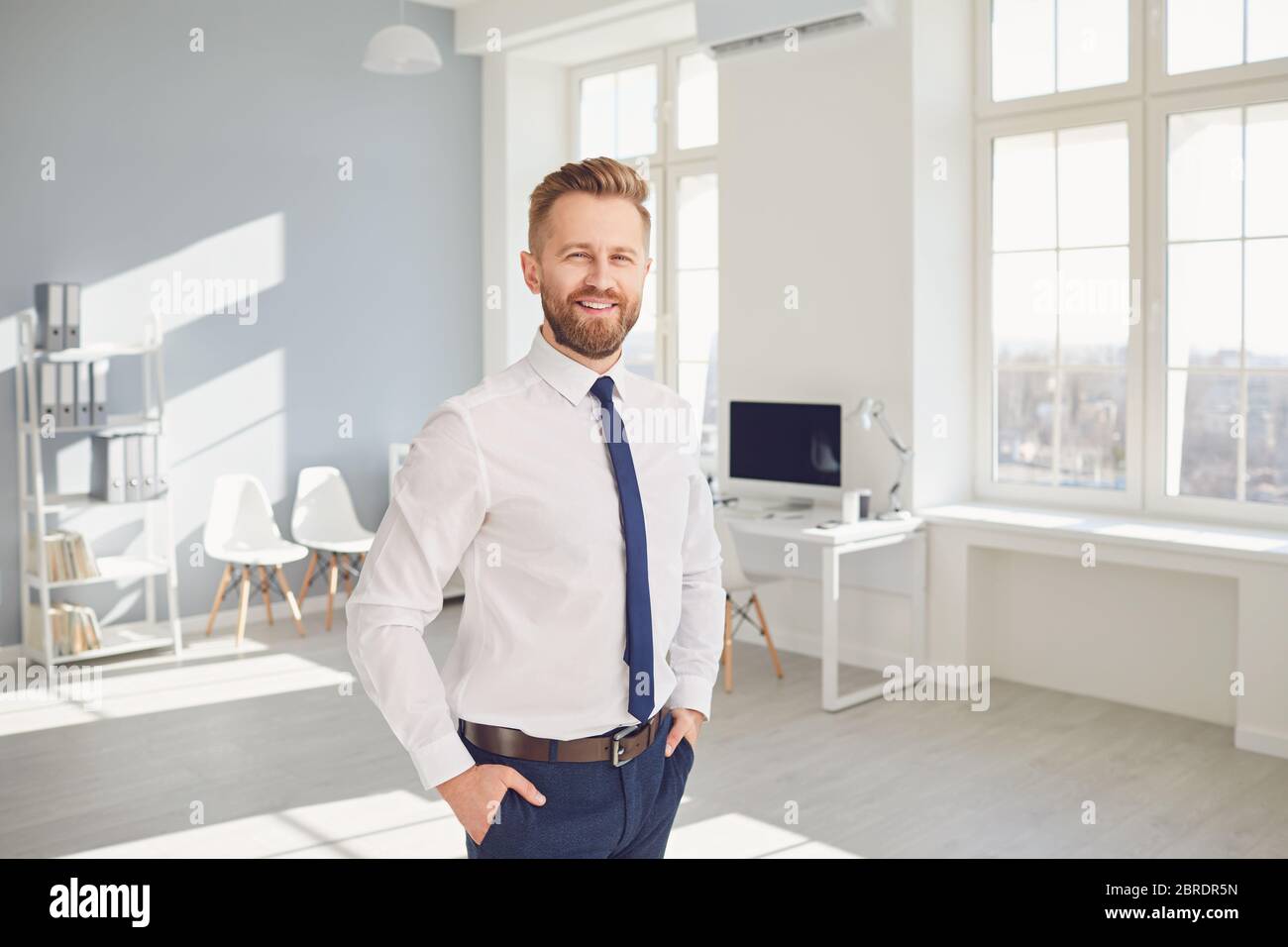 Positive Geschäftsmann Arbeiter Manager hält ein Clipboard in der Hand lächelnd arbeitet in modernen Büro. Stockfoto