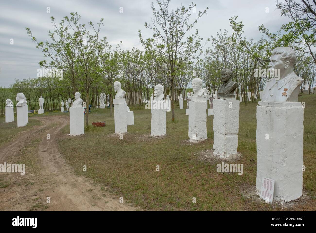 Skulpturengruppe der Büsten von Joseph Stalin und Wladimir Lenin im Museum des sozialistischen Realismus. Frumuschika Nova, Odessa Oblast, Ukraine, Osteuropa Stockfoto